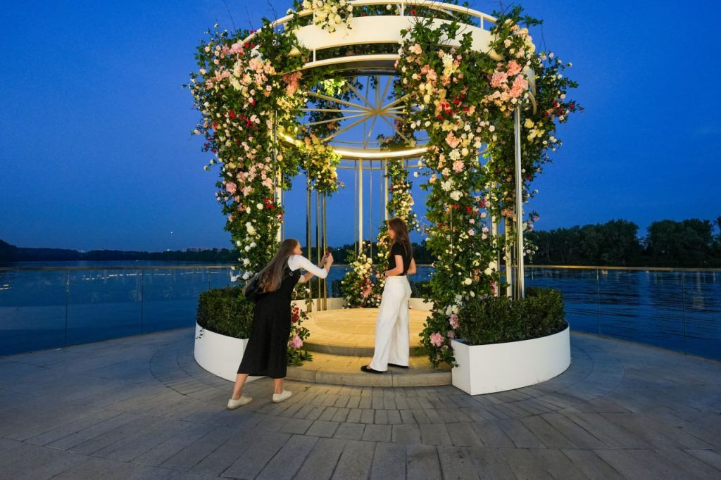 Новую подсветку установили в музее-заповеднике «Коломенское». Фото: официальный Telegram-канал Городского хозяйства Москвы