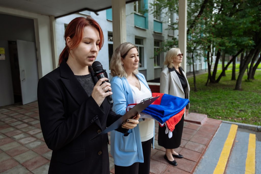 Церемония установки государственного флага Российской Федерации прошла в школе №504. Фото: официальная страница школы №504 в социальных сетях