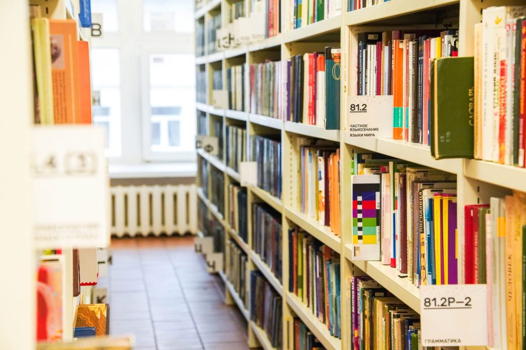 Сотрудники библиотеки №136 имени Льва Толстого проведут посвященное противодействию терроризму мероприятие. Фото: Ксения Догонашева, «Вечерняя Москва»