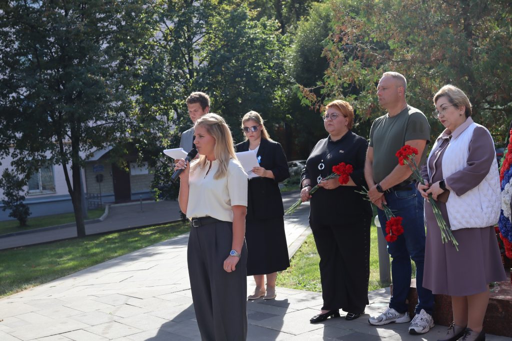 Мемориально-патронатную акцию провели члены Молодежной палаты района Нагатино-Садовники. Фото: официальная страница Молодежной палаты района Нагатино-Садовники в социальных сетях