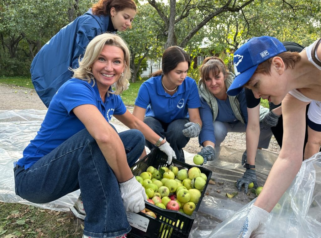 Представители управы Нагатина-Садовников приняли участие в экологической инициативе. Фото: официальная страница управы района Нагатино-Садовники в социальных сетях