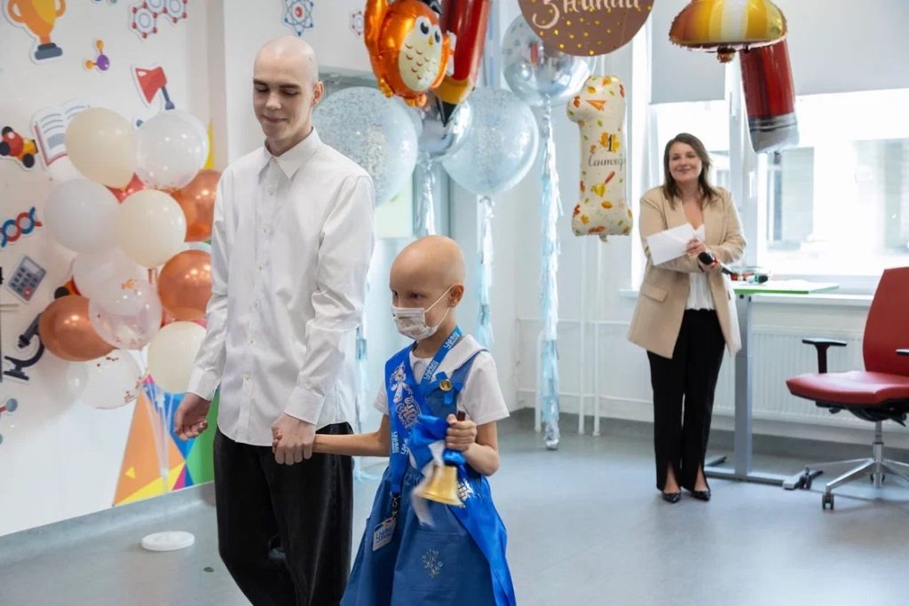 Празднование Дня знаний прошло в госпитальной школе при НМИЦ онкологии имени Николая Блохина. Фото: официальная страница Национального медицинского исследовательского центра онкологии имени Николая Блохина в социальных сетях 