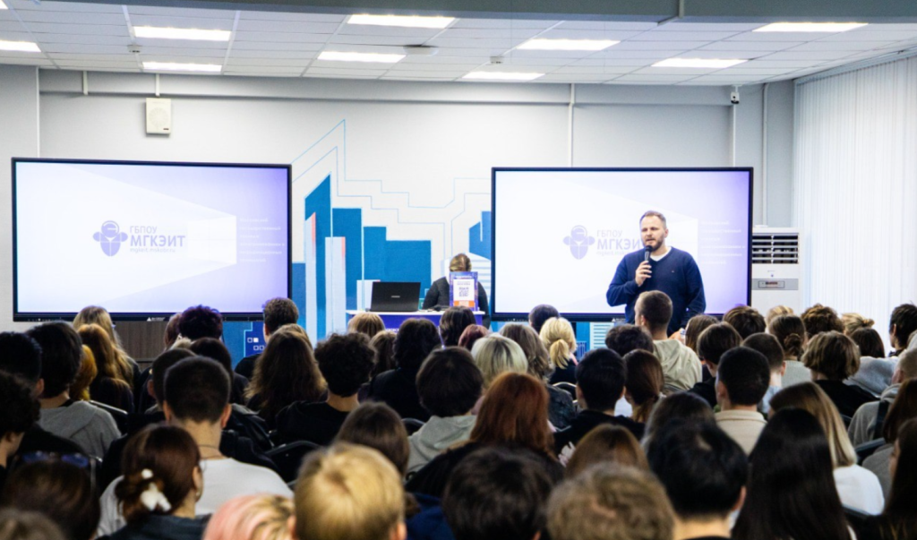 Руководство МГКЭИТ встретилось с активистами студенческого совета. Фото: официальная страница Московского государственного колледжа электромеханики и информационных технологий в социальных сетях