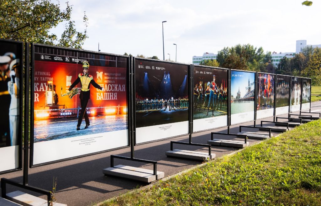 «Спасская башня»: выставку о международном фестивале развернули в парке имени Юрия Лужкова. Фото: официальная страница парка имени Юрия Лужкова в социальных сетях