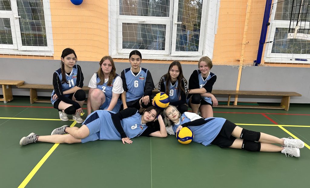 Ученицы школы №504 успешно выступили в рамках группового этапа волейбольных состязаний. Фото: официальная страница школы №504 в социальных сетях