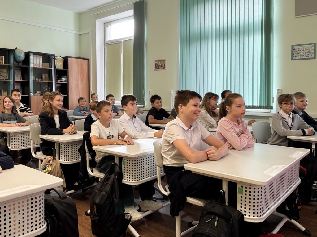 Урок об уважении к учителям состоялся в школе №507. Фото: страница школы №507 в социальных сетях 