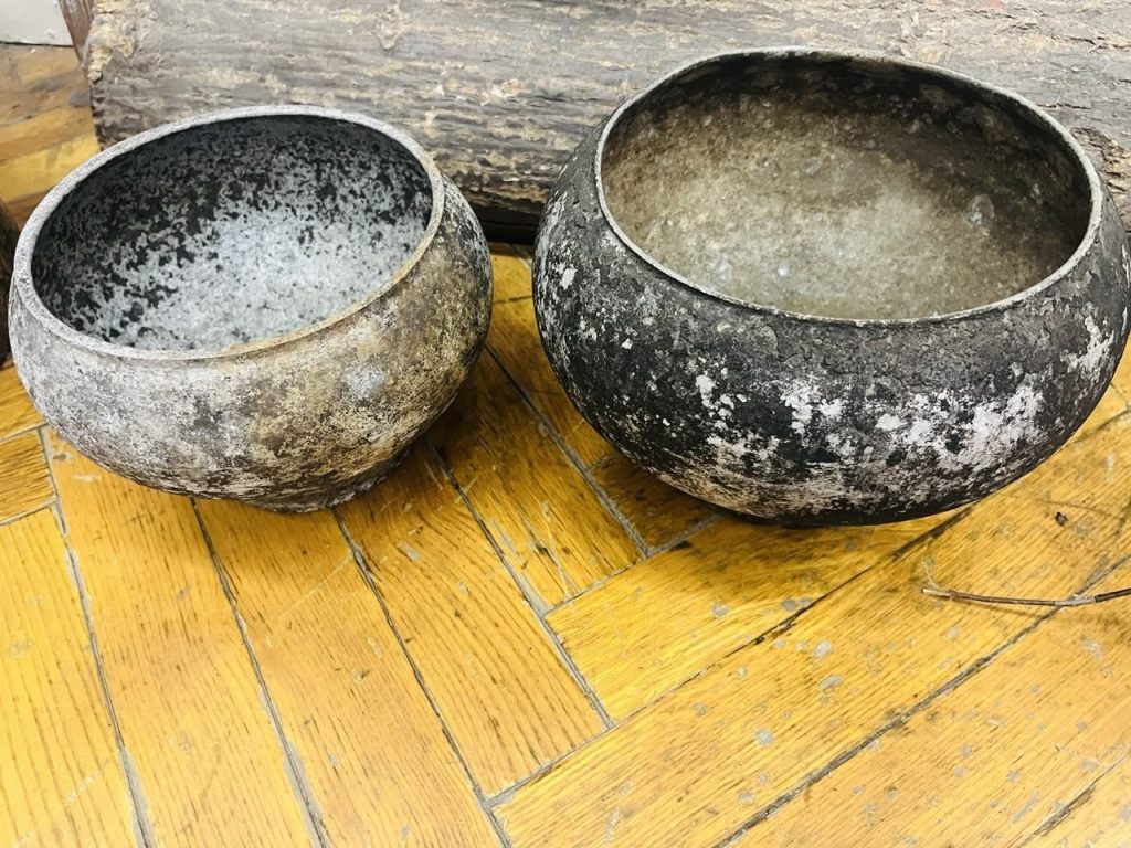 Ученица школы №504 передала в дар музею учебного заведения старинные предметы. Фото: официальная страница школы №504 в социальных сетях