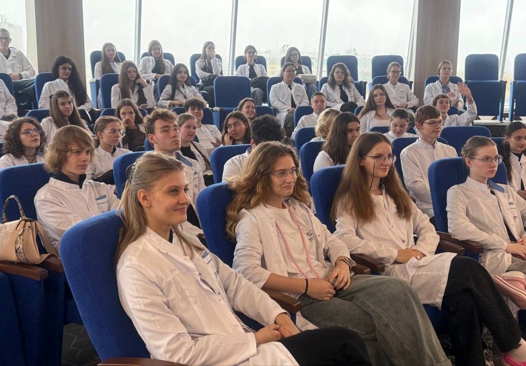 Ученики школы №1375 побывали на экскурсии по ГКБ имени Валентина Буянова. Фото: страница школы №1375 в социальных сетях