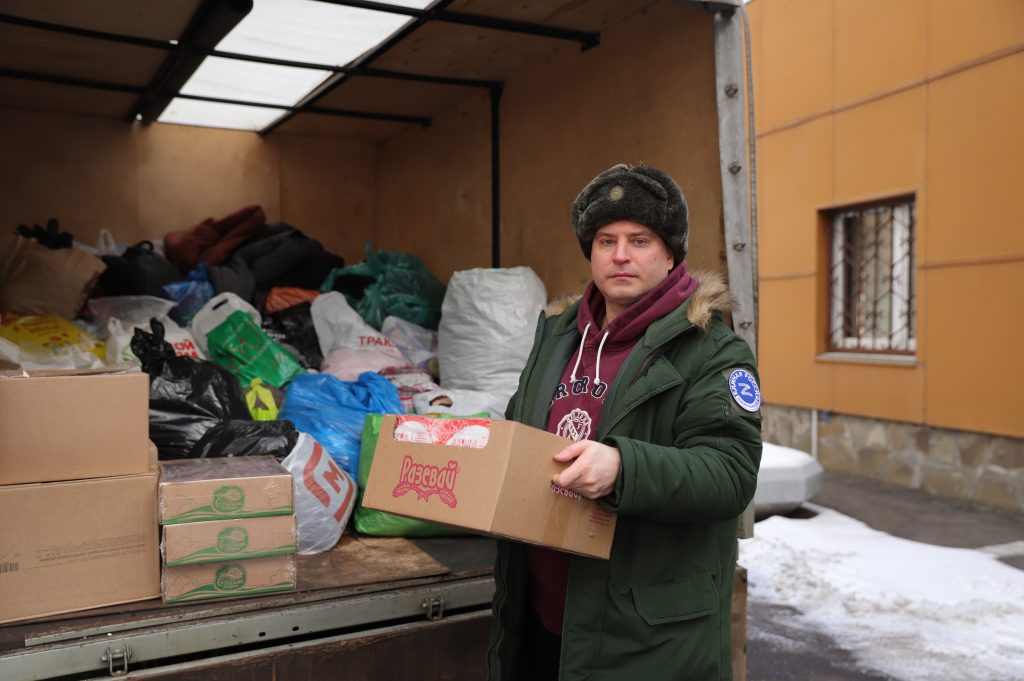 Члены Молодежной палаты района Нагатино-Садовники организовали социальную акцию по упаковке гуманитарной помощи. Фото: страница МП района Нагатино-Садовники в социальных сетях