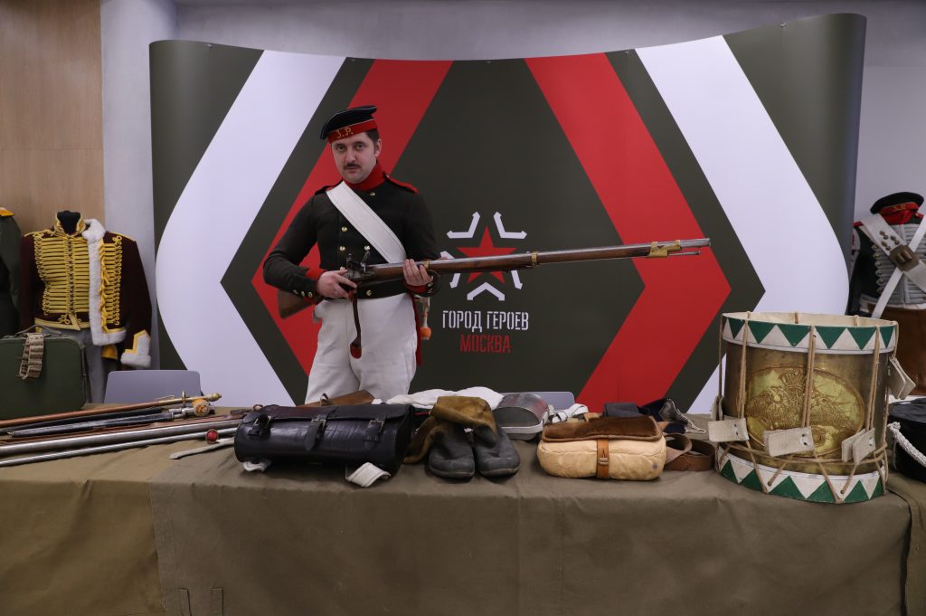 Сотрудники Молодежной палаты района Нагатино-Садовники провели встречу с участником специальной военной операции. Фото: Анатолий Цымбалюк, «Вечерняя Москва»