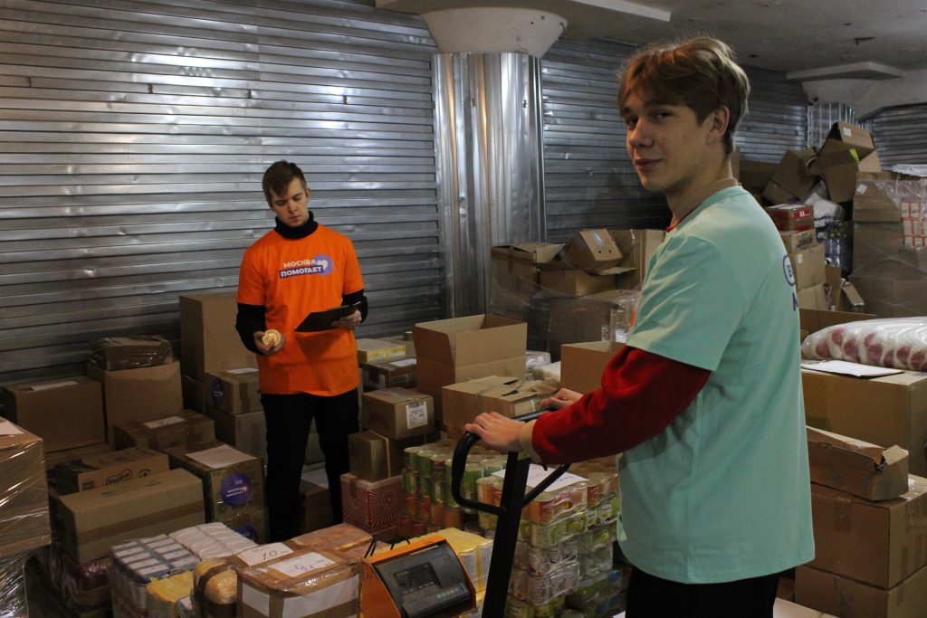 Сотрудники МГКЭИТ открыли сбор гуманитарной помощи. Фото: Анна Быкова, «Вечерняя Москва»