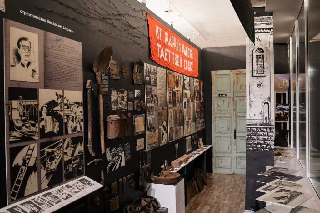 Галерея «На Каширке» Объединения «Выставочные залы Москвы» пригласила на экскурсию по выставке. Фото: страница галереи «На Каширке» Объединения «Выставочные залы Москвы» в социальных сетях