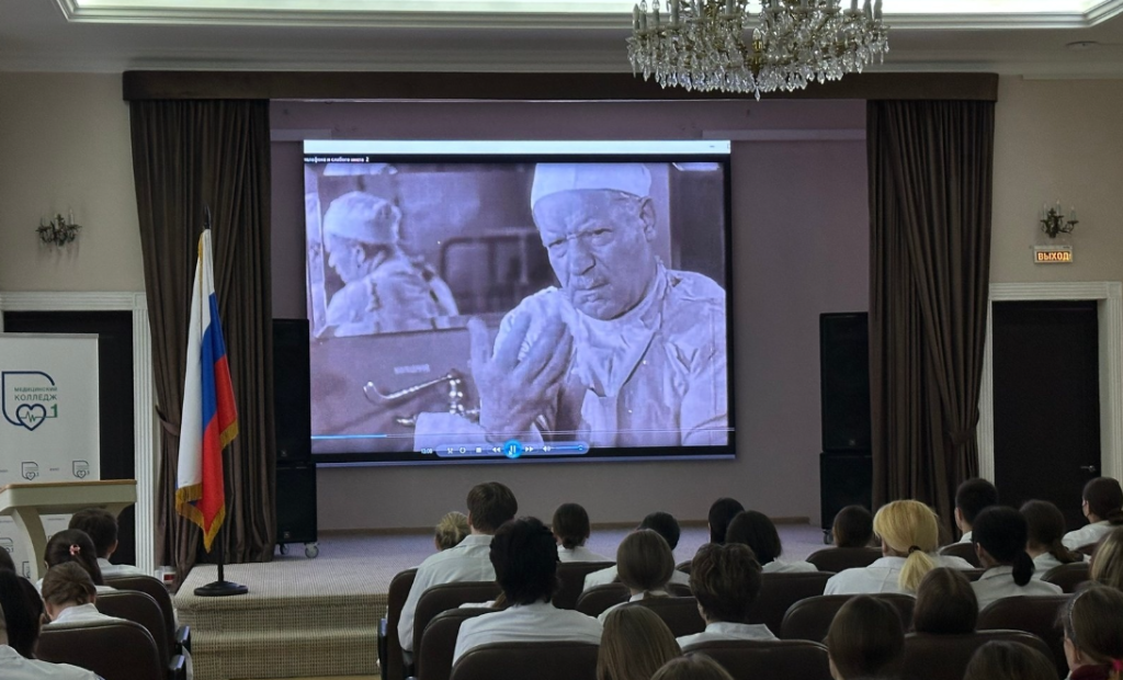 Документальный фильм «Врачи Победы» представили в Медицинском колледже №1. Фото: официальная страница Медицинского колледжа №1 в социальных сетях