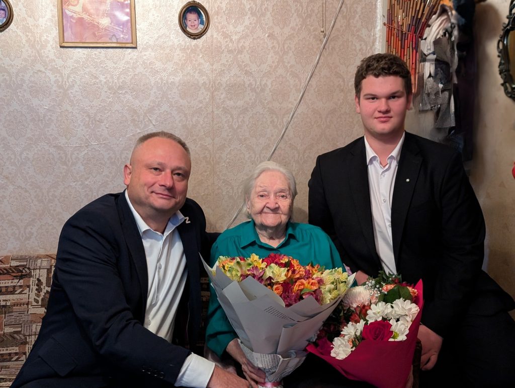Активисты Молодежной палаты района Нагатино-Садовники поздравили ветерана ВОВ с юбилеем. Фото: официальная страница управы района Нагатино-Садовники в социальных сетях