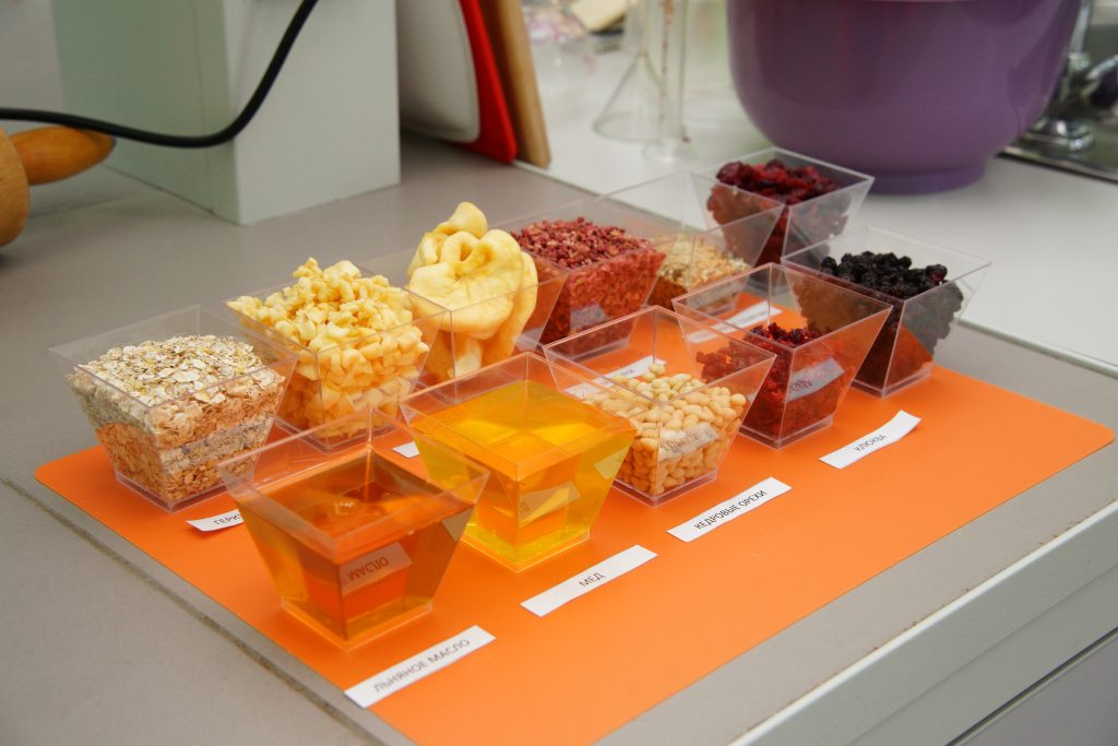 Сотрудники Семейного центра «Планета Семьи» в районе Нагатино-Садовники пригласили горожан на интерактивную игру. Фото: Екатерина Алексеева, «Вечерняя Москва»