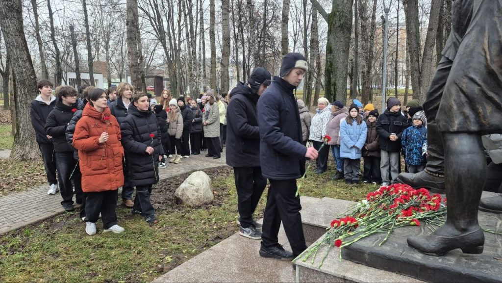 Ученики школы №1375 приняли участие в патриотической акции «Красные гвоздики». Фото: страница школы №1375 в социальных сетях