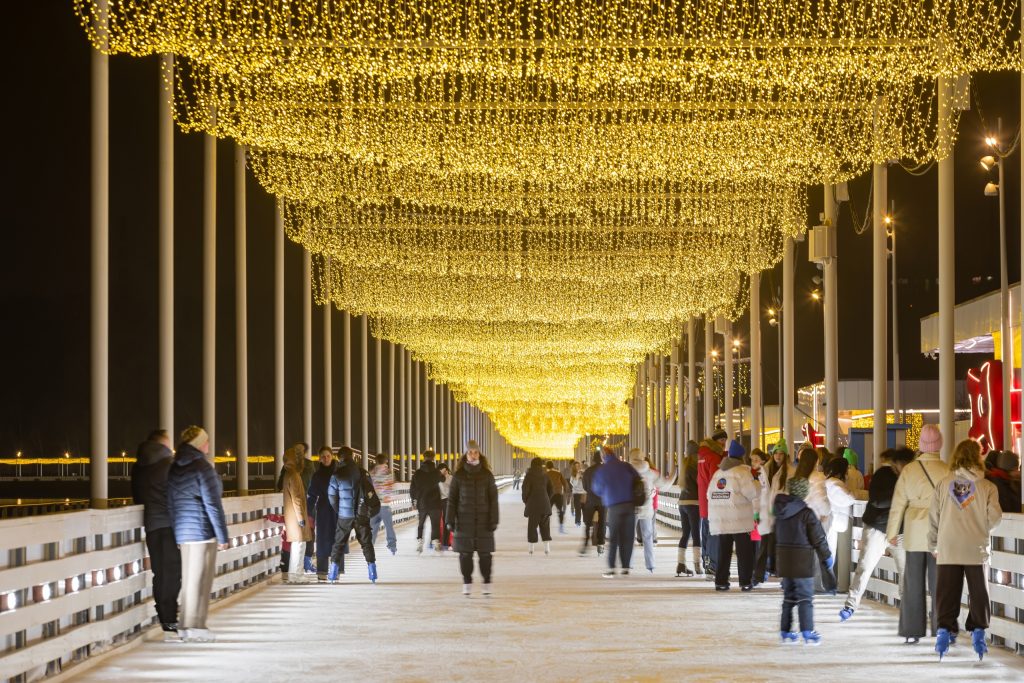На Царской набережной в «Коломенском» открылся самый длинный каток в Москве. Фото: страница музея-заповедника «Коломенское» в социальных сетях