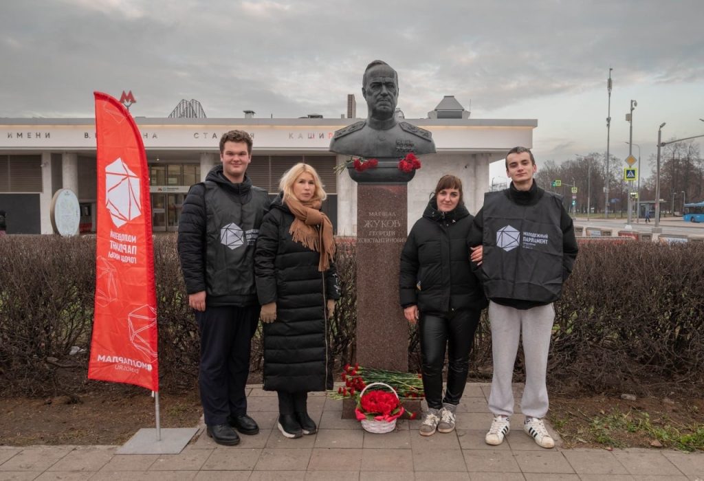 Члены Молодежной палаты района Нагатино-Садовники провели мемориально-патронатную акцию. Фото: страница Молодежной палаты района Нагатино-Садовники в социальных сетях