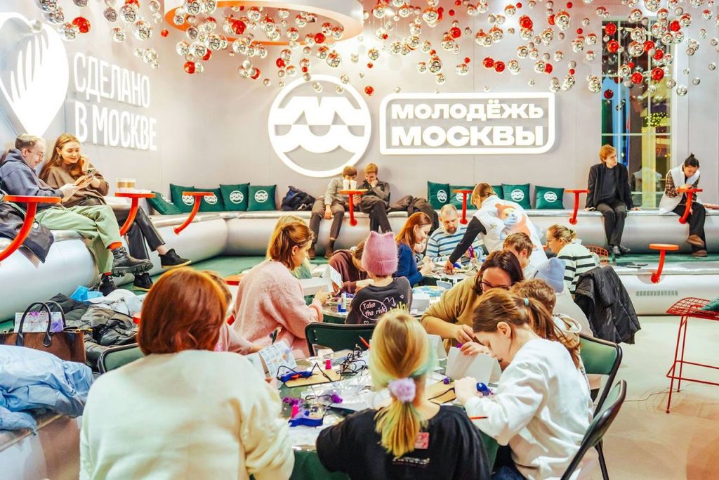 Посетить творческие мастер-классы можно будет в арт-павильоне «Фабрика подарков» в парке искусств «Музеон». Фото: пресс-служба Комитета общественных связей и молодежной политики города Москвы
