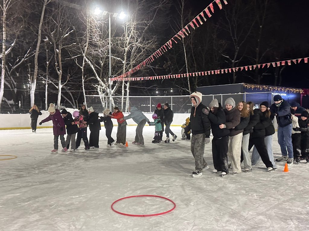 Ледовая дискотека прошла в районе Нагатино-Садовники. Фото: страница Молодежной палаты района Нагатино-Садовники в социальных сетях