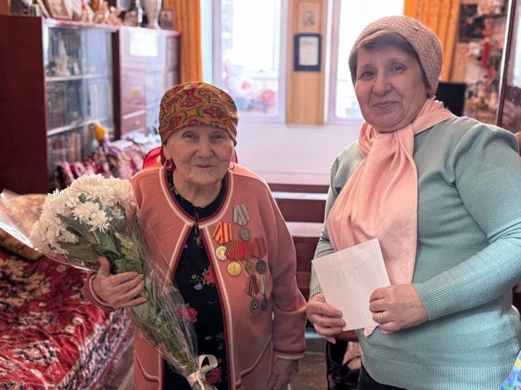 Представители управы района Нагатино-Садовники поздравили ветерана ВОВ с днем рождения. Фото: страница управы района Нагатино-Садовники в социальных сетях