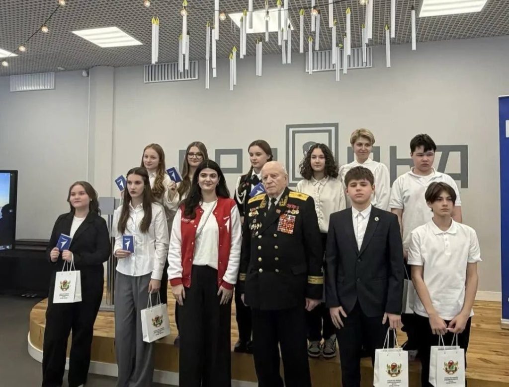 Ученики школы №1375 приняли участие в акции «Мы — граждане России». Фото: страница школы №1375 в социальных сетях