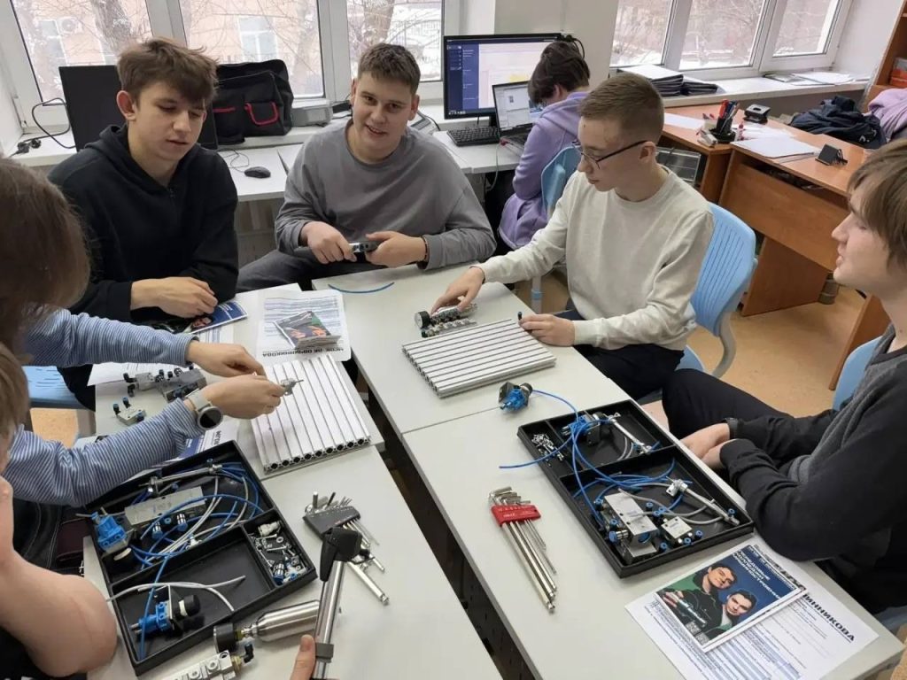 Ученики 9‑х классов школы №1375 приняли участие в профессиональной пробе. Фото: страница школы №1375 в социальных сетях