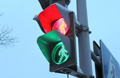 Самостоятельно переключать режим работы во время снегопадов теперь могут светофоры в Москве