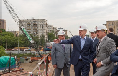 Мэр Москвы Сергей Собянин осмотрел ход работ по реконструкции Волоколамского путепровода, проходящего над путями Малого кольца МКЖД
