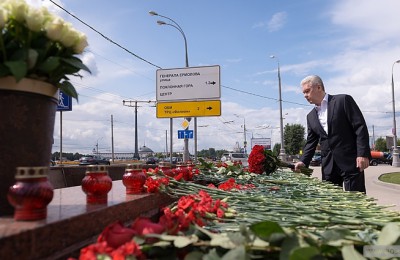 Мэр Москвы Сергей Собянин почтил память погибших на станции метро «Парк победы»
