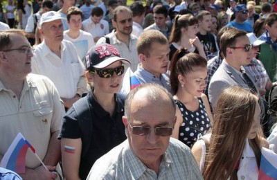 В рамках празднования Дня флага 3 тысячи московских единороссов исполнили гимн России на Поклонной горе