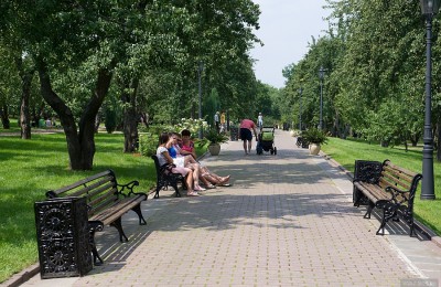 Члены партии "Единая Россия" проводят в Москве сбор подписей за обустройство парков шаговой доступности