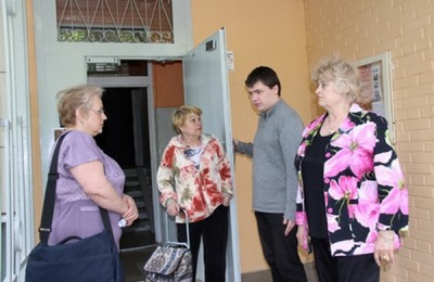 Общественный советник Алексей Лукоянов помогает жителям решать вопросы района (материал и фото: "Южные горизонты")
