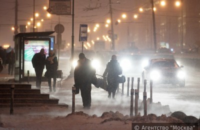 Из-за резких перепадов температуры на дорогах и тротуарах Москвы образовалась опасная гололедица
