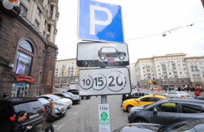 Столичные автомобилисты в праздничные дни февраля смогут бесплатно парковаться на всех улицах