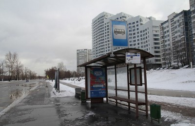 Одна из остановок в Южном округе Москвы