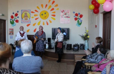Концерт для женщин старшего поколения провели сотрудники центра «Садовники»