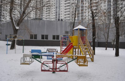 На фото благоустроенная в 2015 году детская площадка по адресу: ул. Нагатинская, д. 6