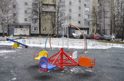 На фото детская площадка на Коломенском проезде возле 8-го дома