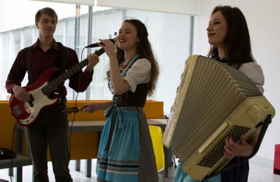 В холле центра, в зоне коворкинга и аудиториях собралось большое количество музыкантов, чтобы принять участие в прослушиваниях