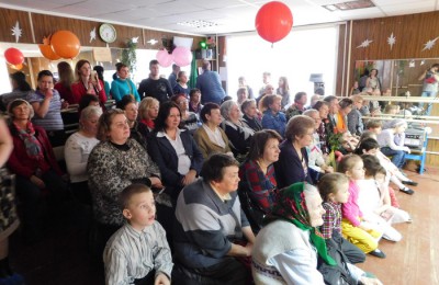 Среди зрителей были сотрудники управы, местные жители, а также директор клуба «Радуга» Галина Полюкова, которая в этот день отметила свой день рождения