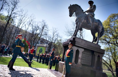 На фото памятник маршалу Рокоссовскому