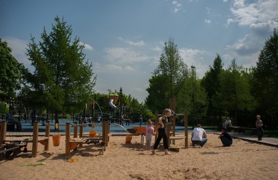 На фото детский городок в парке