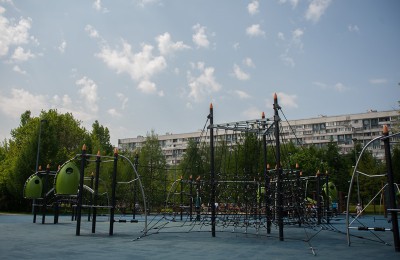 На фото детская площадка в районе Нагатино-Садовники