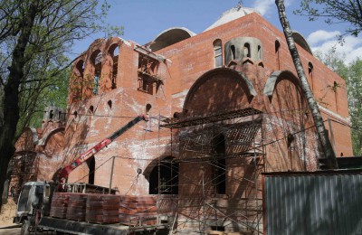 На фото храм Николая Мирликийского в районе Бирюлево Западное