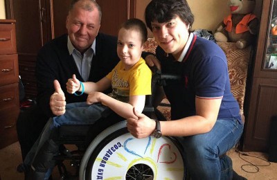 Приобрести новую инвалидную коляску для Ильи Иванникова помогли представители «Единой России»
