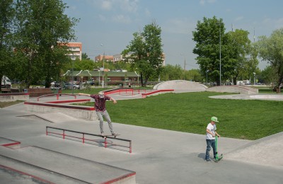 На фото местные райдеры в скейт-парке