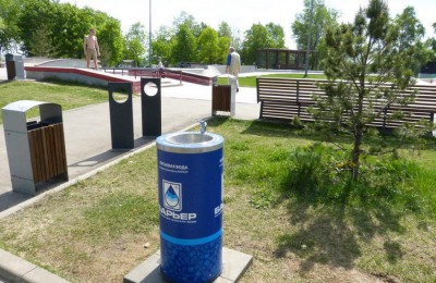 На фото питьевой фонтанчик в парке