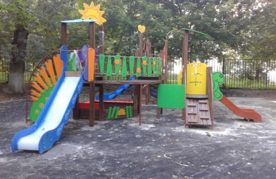 На площадке установили детский игровой комплекс