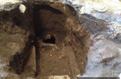 Фрагмент древней белокаменной кладки обнаружили во 2-м Донском проезде при рытье котлована